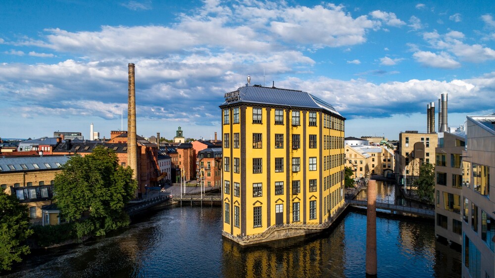 Industrilandskapet – Norrköpings egen tidsmaskin där vattnet viskar historier och ljusen dansar över fasaderna. Foto: Peter Holgersson