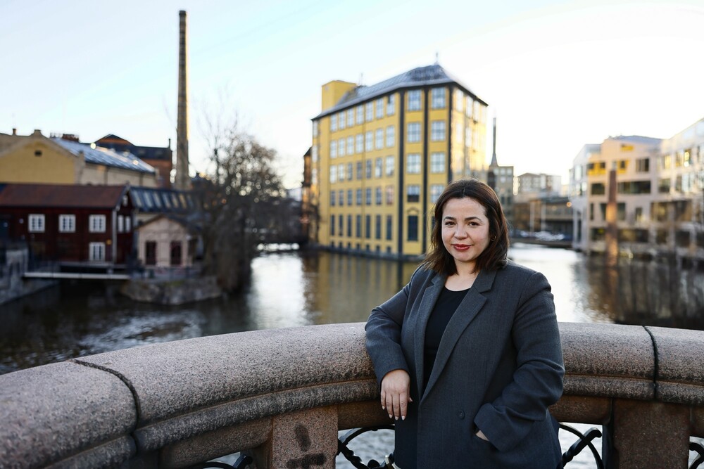 Jade Bouledjouidja återvinner gamla kläder utan att förstöra fibrerna – en teknik som kan förändra textilindustrin. Foto: Peter Holgersson