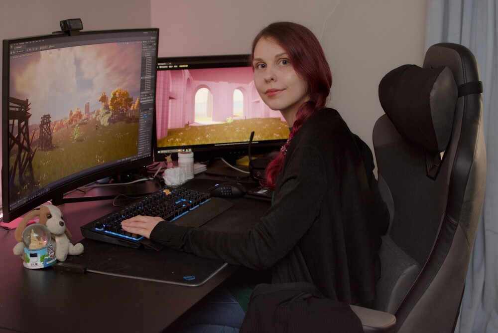 Vid skrivbordet där fantasier blir verklighet –  Gabriella Reeve skapar nya  världar för  framtidens spel.