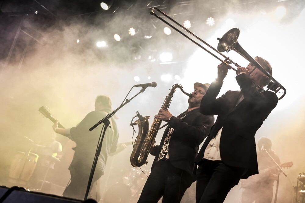 Jörgen Carlsson släpper ingenjörshatten och greppar trombonen – när Kalle Baah spelar gungar hela scenen. Foto: Torbjörn Andersson
