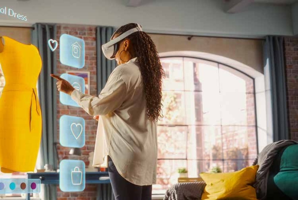 En blick in i framtiden: teknikens framsteg gör det möjligt att prova kläder virtuellt och skapa nya yrkesroller – där verklighet och digital innovation smälter samman. Foto: Shutterstock