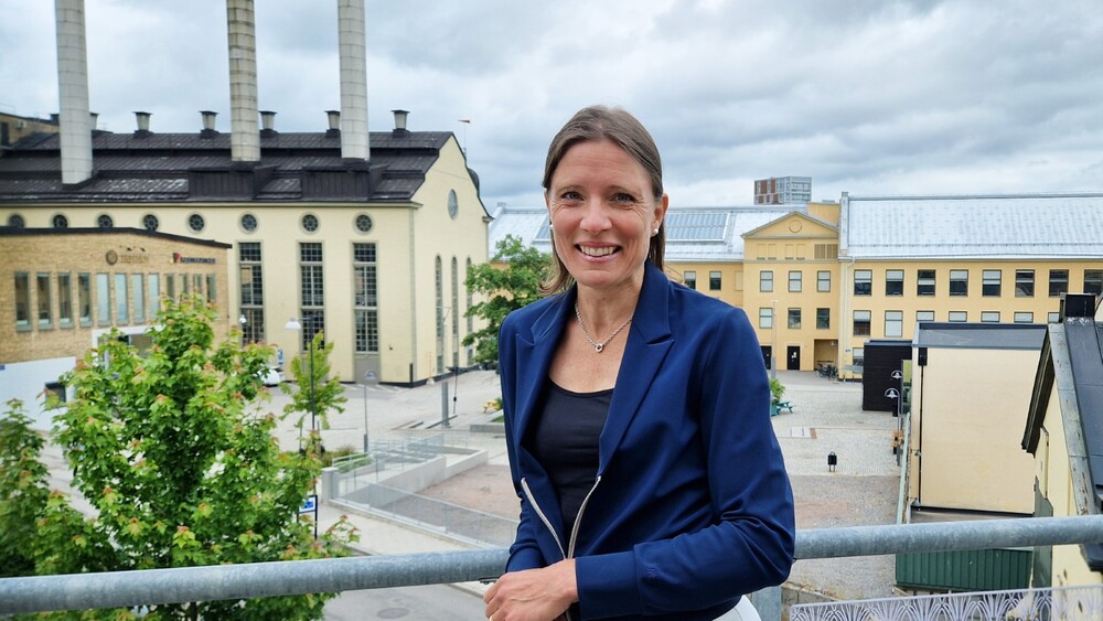 Ellinor Stuhrmann är projektledare för SM-veckan i Norrköping sommaren 2025. Norrköpings Industrilandskap från ovan med det långa upplysta vattenfallet. Foto: Upplev Norrköping
